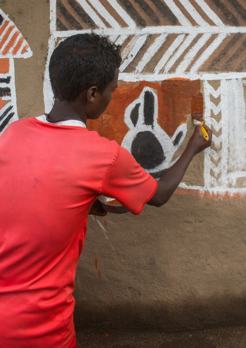 Ethiopia, Kembata, Alaba Kuito, young man painting the wall of a traditional ethiopian house