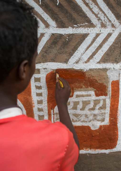 Ethiopia, Kembata, Alaba Kuito, young man painting the wall of a traditional ethiopian house