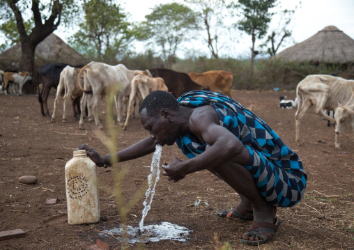 Bodi tribe man vomiting coffee to purify his stomach, Omo valley, Hana mursi, Ethiopia