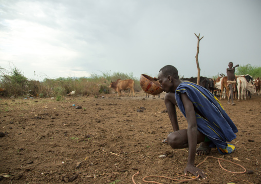 Bodi tribe man drinking cow blood, Omo valley, Hana mursi, Ethiopia