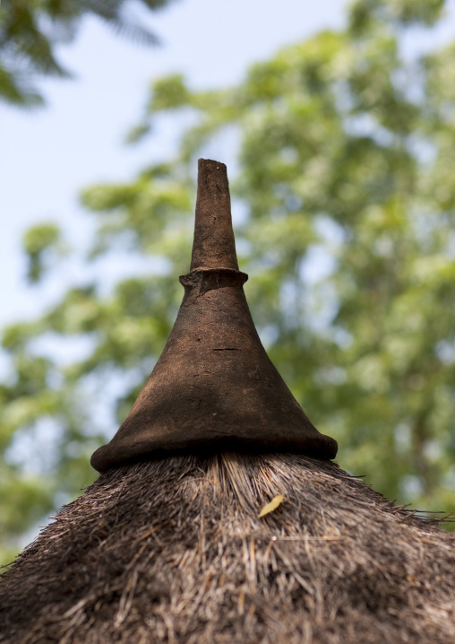 Pottery decoration on a hut roof, Dima anuak village, Gambella province, Ethiopia