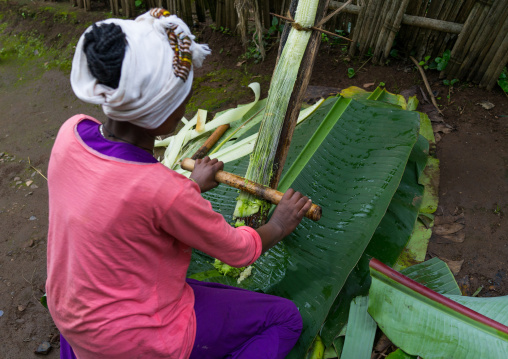 A Dorze woman prepares unleavened bread made from the false banana tree, Gamo Gofa Zone, Gamole, Ethiopia