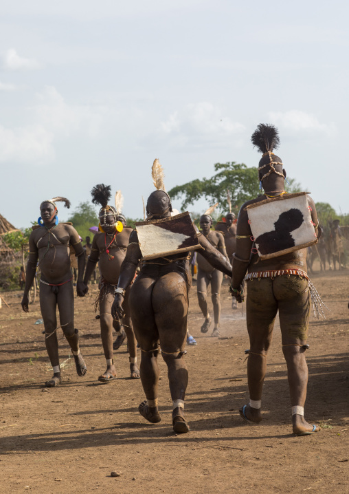 Bodi tribe fat men running during Kael ceremony, Omo valley, Hana Mursi, Ethiopia