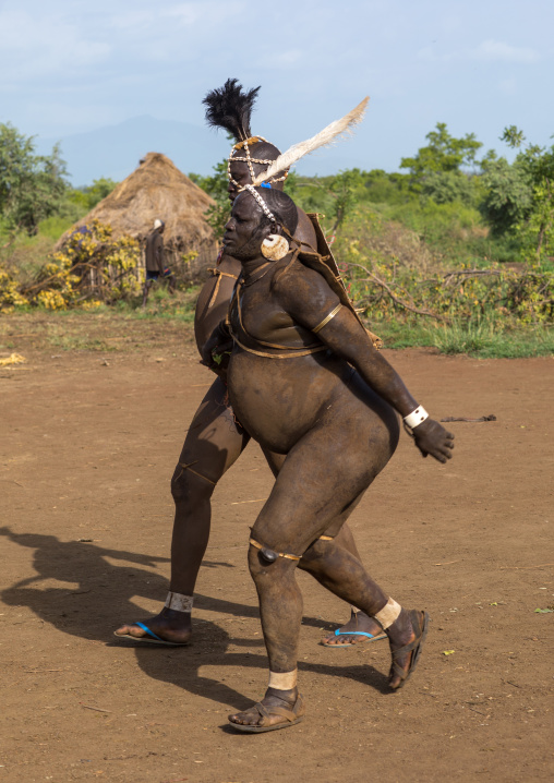 Bodi tribe fat men running during Kael ceremony, Omo valley, Hana Mursi, Ethiopia