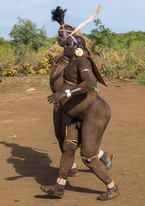 Bodi tribe fat men running during Kael ceremony, Omo valley, Hana Mursi, Ethiopia