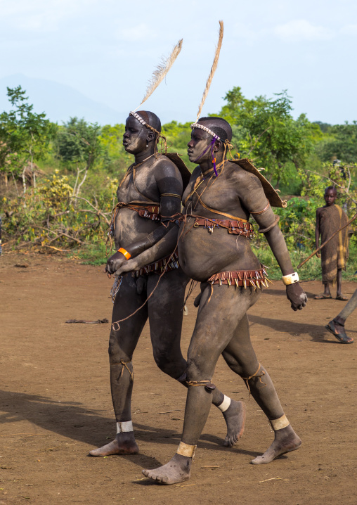 Bodi tribe fat men running during Kael ceremony, Omo valley, Hana Mursi, Ethiopia