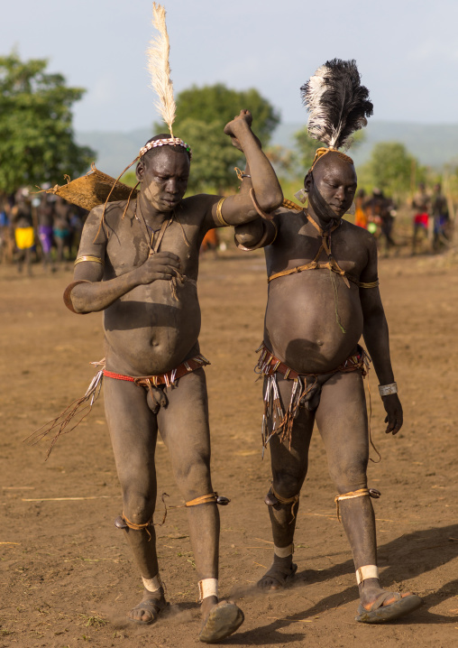 Bodi tribe fat men running during Kael ceremony, Omo valley, Hana Mursi, Ethiopia