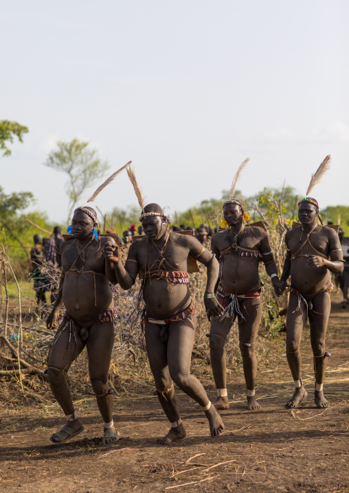 Bodi tribe fat men running during Kael ceremony, Omo valley, Hana Mursi, Ethiopia