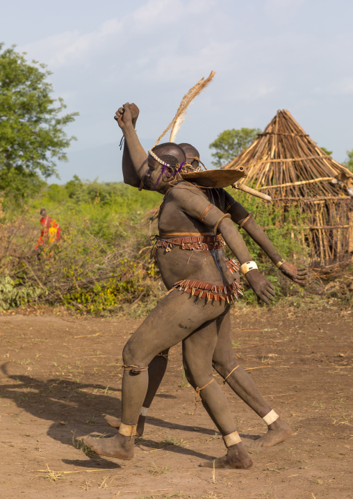 Bodi tribe fat men running during Kael ceremony, Omo valley, Hana Mursi, Ethiopia