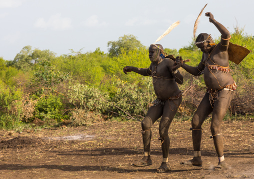 Bodi tribe fat men running during Kael ceremony, Omo valley, Hana Mursi, Ethiopia