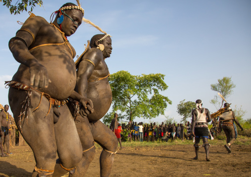 Bodi tribe fat men running during Kael ceremony, Omo valley, Hana Mursi, Ethiopia