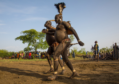 Bodi tribe fat men running during Kael ceremony, Omo valley, Hana Mursi, Ethiopia