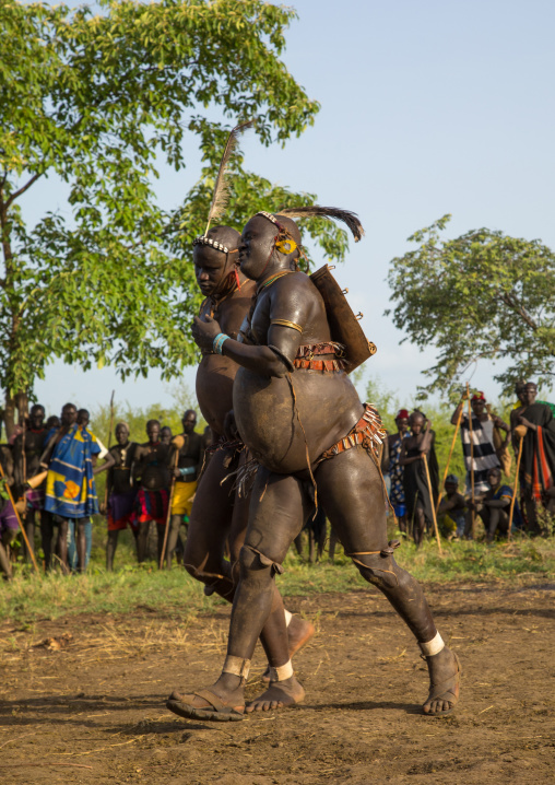 Bodi tribe fat men running during Kael ceremony, Omo valley, Hana Mursi, Ethiopia