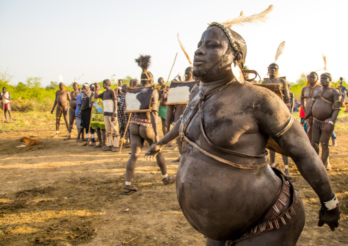 Bodi tribe fat men running during Kael ceremony, Omo valley, Hana Mursi, Ethiopia