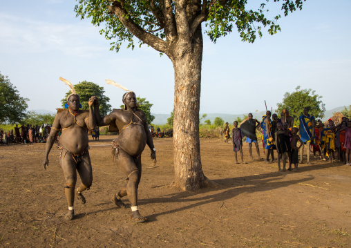 Bodi tribe fat men running during Kael ceremony, Omo valley, Hana Mursi, Ethiopia