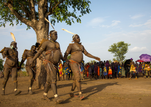 Bodi tribe fat men running during Kael ceremony, Omo valley, Hana Mursi, Ethiopia