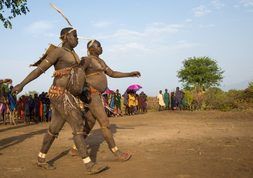 Bodi tribe fat men running during Kael ceremony, Omo valley, Hana Mursi, Ethiopia