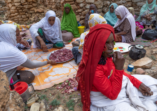 Harari women preparing camel meat for a muslim celebration, Harari Region, Harar, Ethiopia