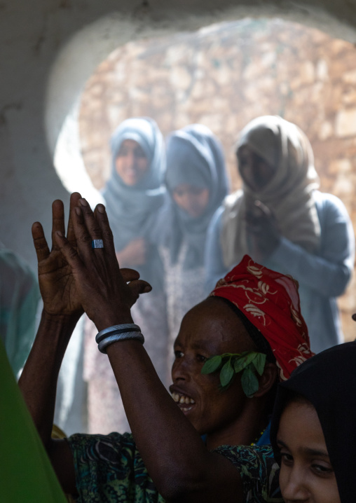 Harari women chanting during a muslim ceremony, Harari Region, Harar, Ethiopia