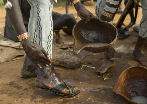 Bashada Tribe Man Making Body Painting, Dimeka, Omo Valley, Ethiopia