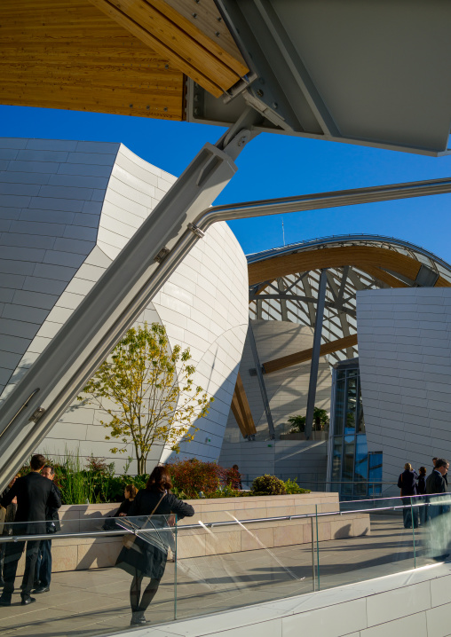 Group Of Visitors On The Louis Vuitton Foundation Roof Garden, Bois De Boulogne, Paris, France