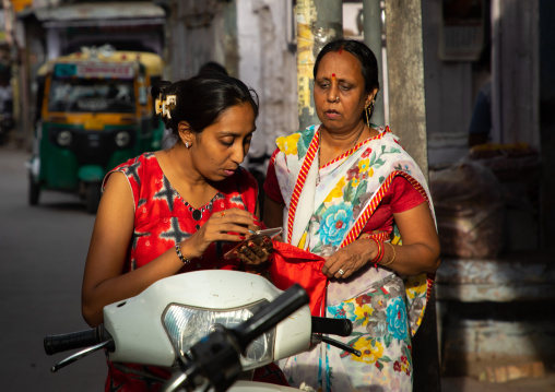 Portrait of rajasthani women in the street, Rajasthan, Jodhpur, India