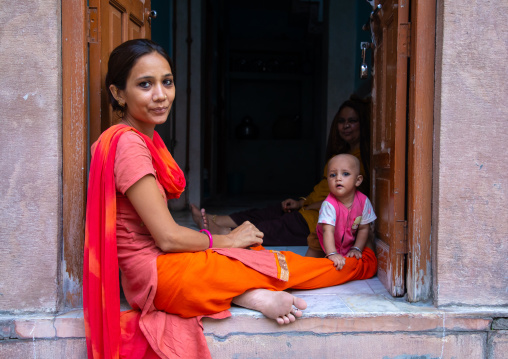 Portrait of rajasthani woman with her toddler, Rajasthan, Jodhpur, India