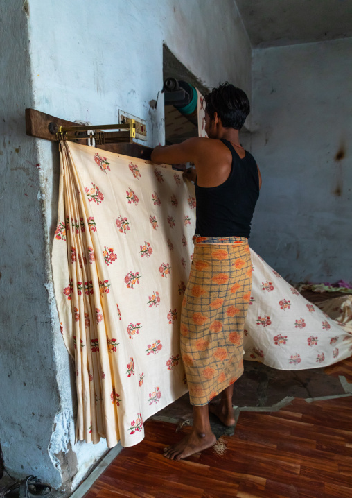 Indian worker drying sarees in a factory, Rajasthan, Sanganer, India