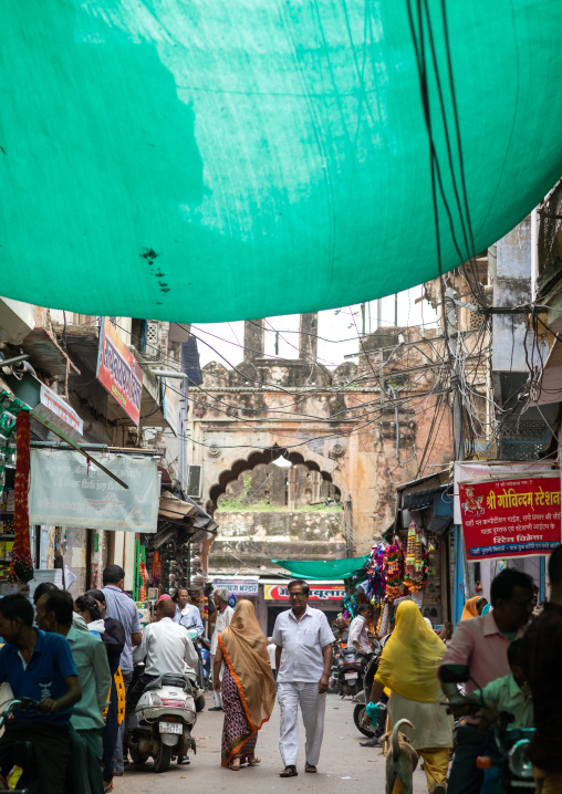 Indian pedestrians in the street, Rajasthan, Bundi, India