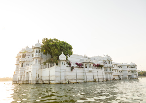 The Taj lake palace hotel on lake Pichola, Rajasthan, Udaipur, India