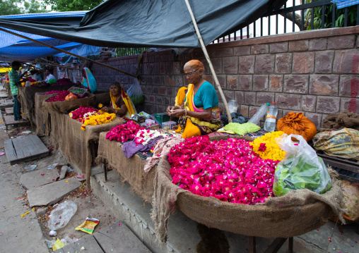 Indian street sellers selling flowers, Rajasthan, Bundi, India