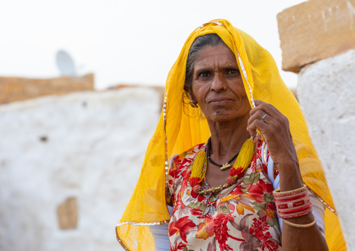 Portrait of a rajasthani woman in traditional sari, Rajasthan, Jaisalmer, India