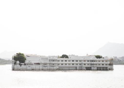 The Taj lake palace hotel on lake Pichola, Rajasthan, Udaipur, India