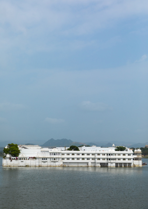 The Taj lake palace hotel on lake Pichola, Rajasthan, Udaipur, India