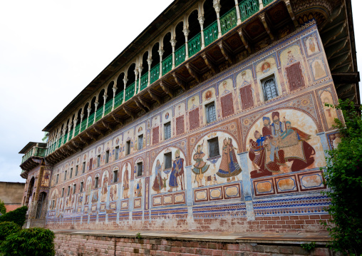 Old haveli with lavishly painted walls, Rajasthan, Nawalgarh, India