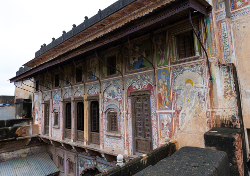 Old haveli with lavishly painted walls, Rajasthan, Nawalgarh, India