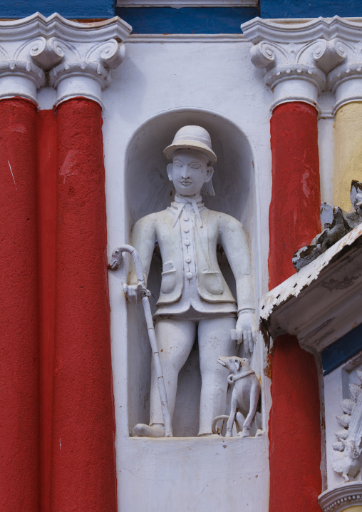 Statue Of A Man On The Wall Of Coloful Chettiar Mansion, Kanadukathan Chettinad, India