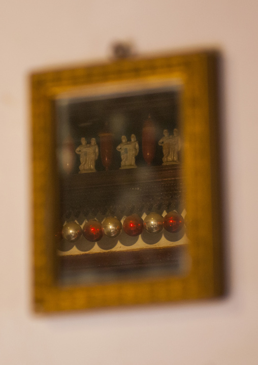 Little Dispalay Full With Decoration On A Wall In The Chettinad Palace, Kanadukathan Chettinad, India