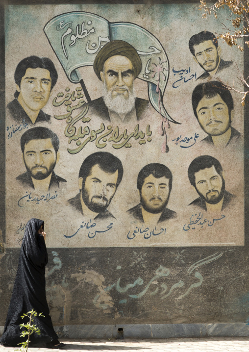 Sign paying homage to soldier fallen during the war between iran and iraq, Isfahan province, Kashan, Iran