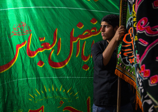 Iranian shiite muslim man in the bazaar to commemorate the martyrdom anniversary of Hussein during Muharram, Isfahan Province, Isfahan, Iran