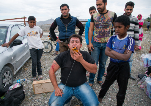 a strongman in panjshambe bazar thursday market, Hormozgan, Minab, Iran