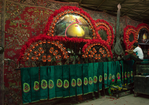 Iranian Shiite Muslim Man Making An Alam On Ashura, The Day Of The Death Of Imam Hussein, Isfahan Province, Kashan, Iran