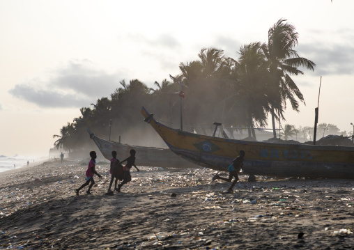 Children on the beach in N’zima fishermen village, Sud-Comoé, Grand-Bassam, Ivory Coast