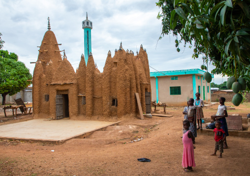 African children in front of a sudano-sahelian style mud mosque, Savanes district, Kouto, Ivory Coast