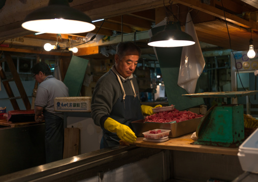 Vendor packing tuna in tsukiji fish market, Kanto region, Tokyo, Japan