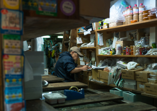 Vendor in tsukiji fish market, Kanto region, Tokyo, Japan