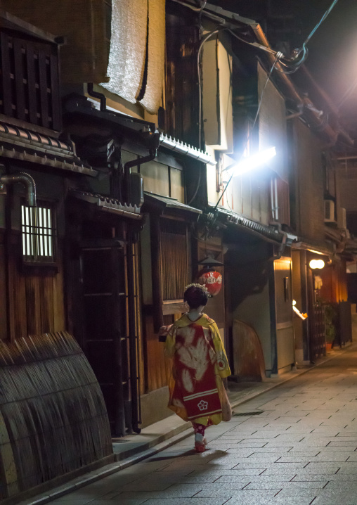 Geisha in the streets of gion, Kansai region, Kyoto, Japan