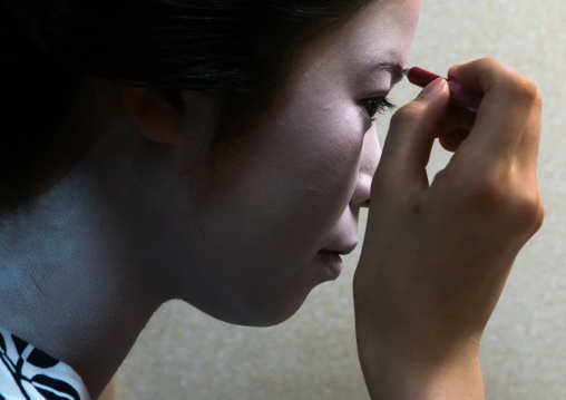 16 Years old maiko called chikasaya during a make up session, Kansai region, Kyoto, Japan