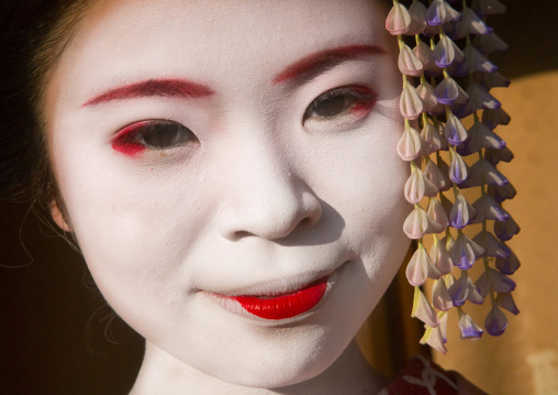 Portrait of a 16 years old maiko called chikasaya, Kansai region, Kyoto, Japan