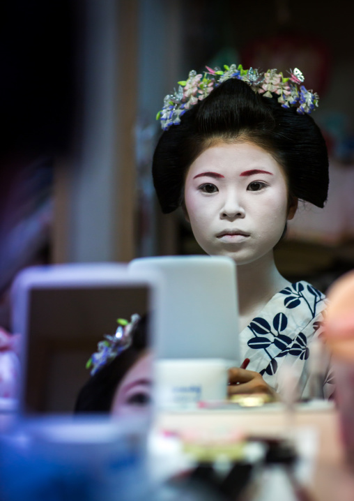 16 Years old maiko called chikasaya during a make up session, Kansai region, Kyoto, Japan